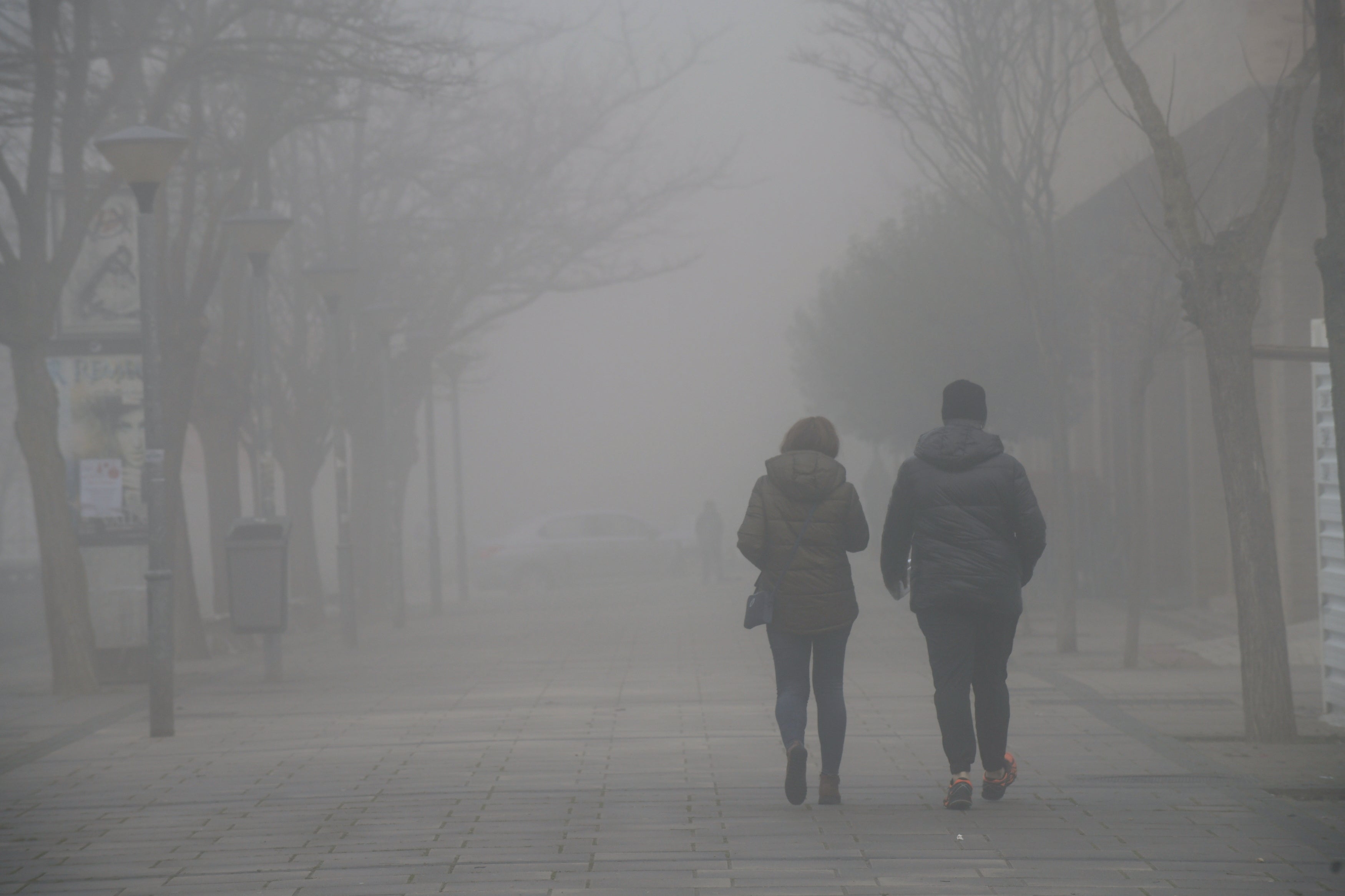 Una intensa niebla cubre toda la ciudad de Valladolid, que participa de la alerta amarilla que afecta a toda la provincia y permanecerá activa hasta las 13 horas de este lunes 30 de diciembre.