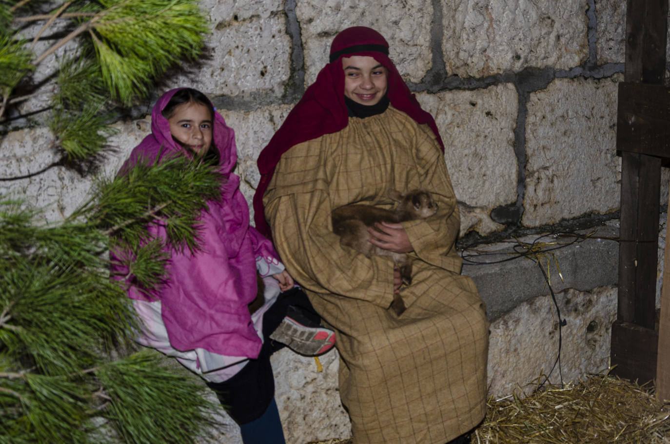 110 figurantes de distintas edades dieron vida a un gran nacimiento en las inmediaciones de la iglesia parroquial de la Asunción en la localidad vallisoletana