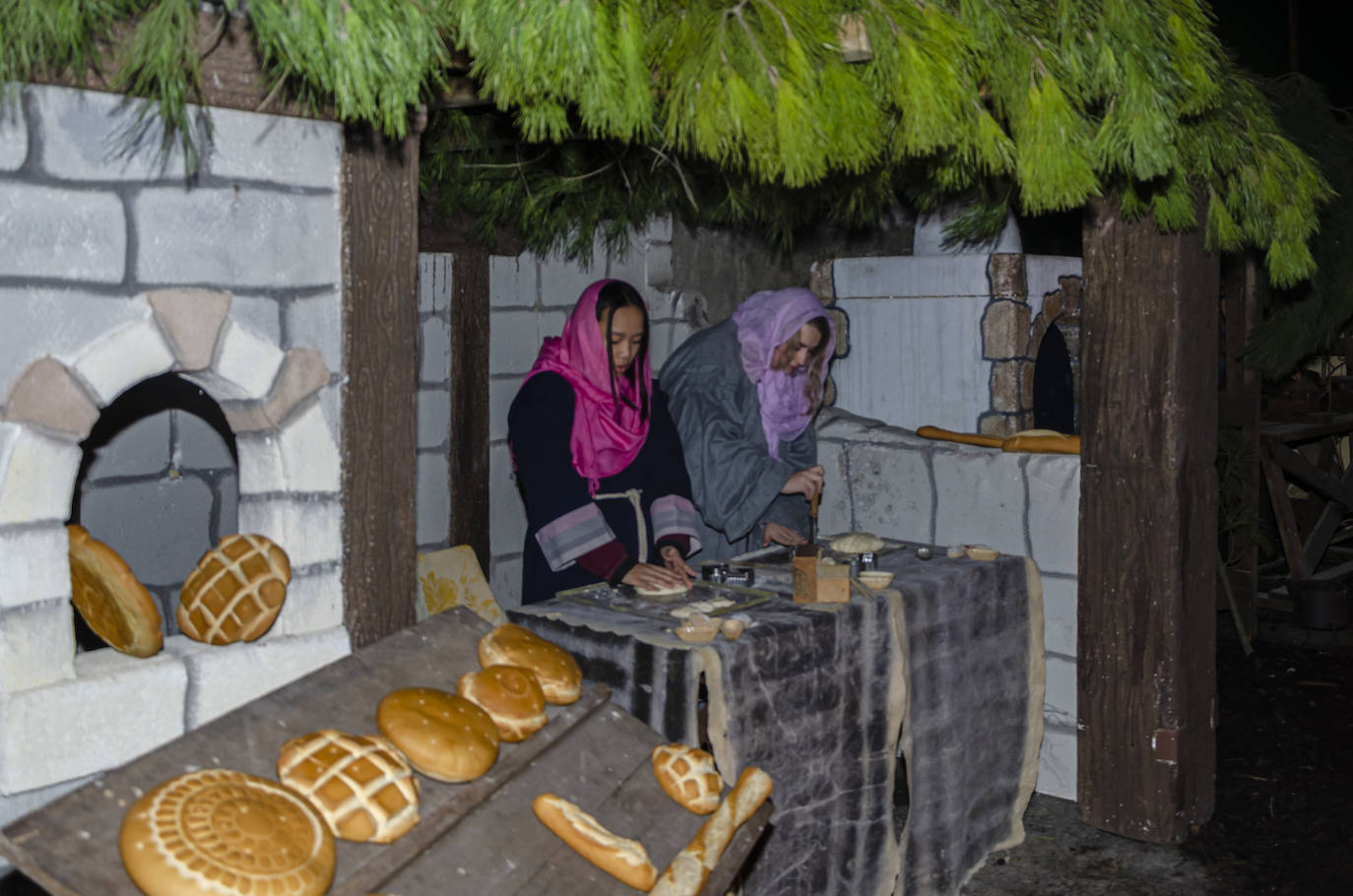 110 figurantes de distintas edades dieron vida a un gran nacimiento en las inmediaciones de la iglesia parroquial de la Asunción en la localidad vallisoletana