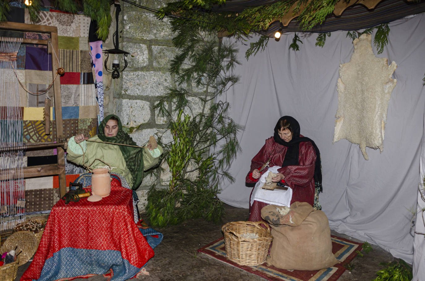 110 figurantes de distintas edades dieron vida a un gran nacimiento en las inmediaciones de la iglesia parroquial de la Asunción en la localidad vallisoletana