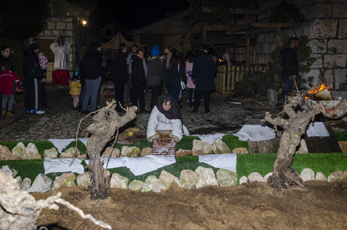 110 figurantes de distintas edades dieron vida a un gran nacimiento en las inmediaciones de la iglesia parroquial de la Asunción en la localidad vallisoletana