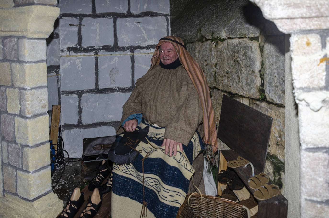 110 figurantes de distintas edades dieron vida a un gran nacimiento en las inmediaciones de la iglesia parroquial de la Asunción en la localidad vallisoletana