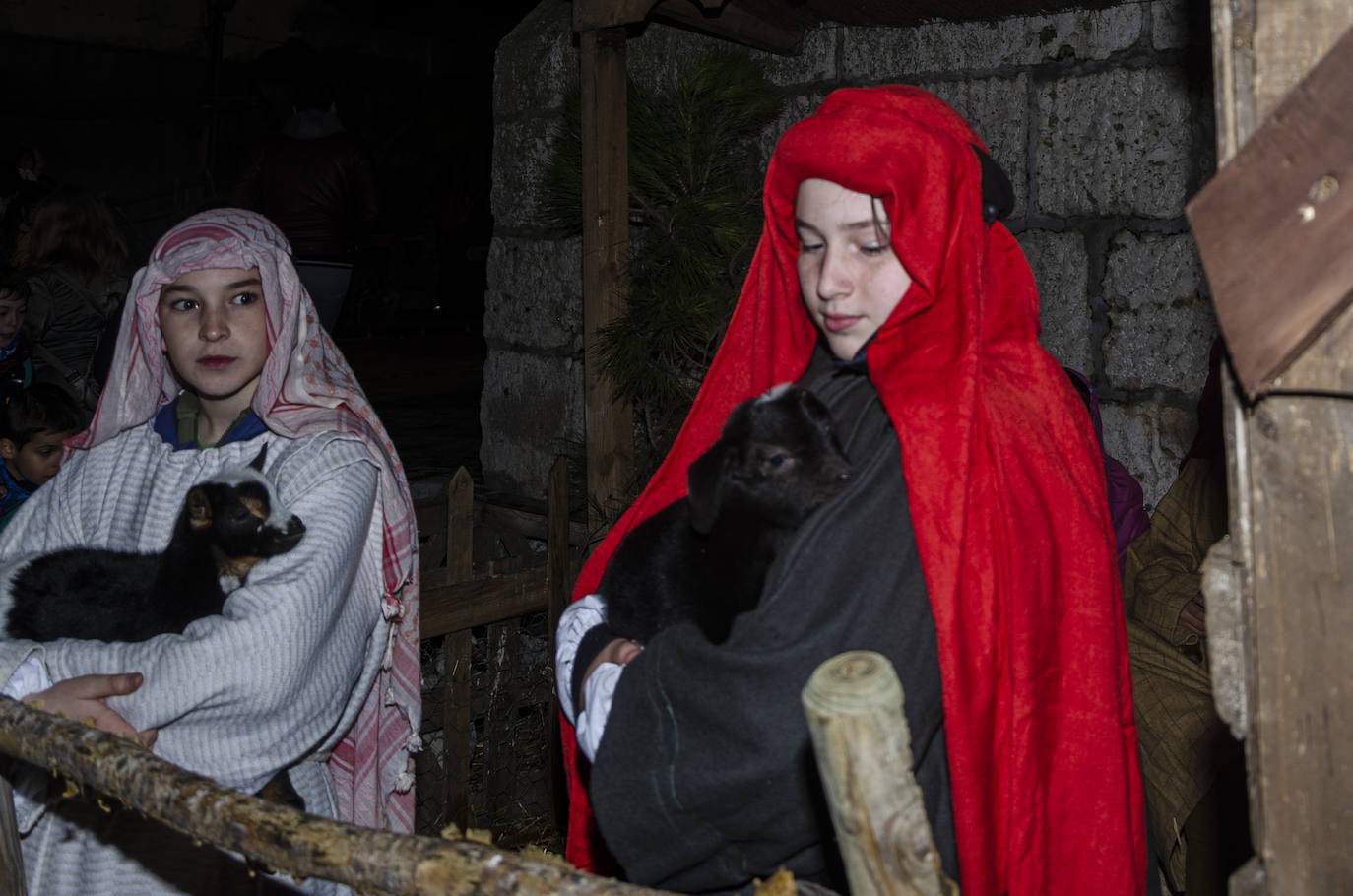 110 figurantes de distintas edades dieron vida a un gran nacimiento en las inmediaciones de la iglesia parroquial de la Asunción en la localidad vallisoletana