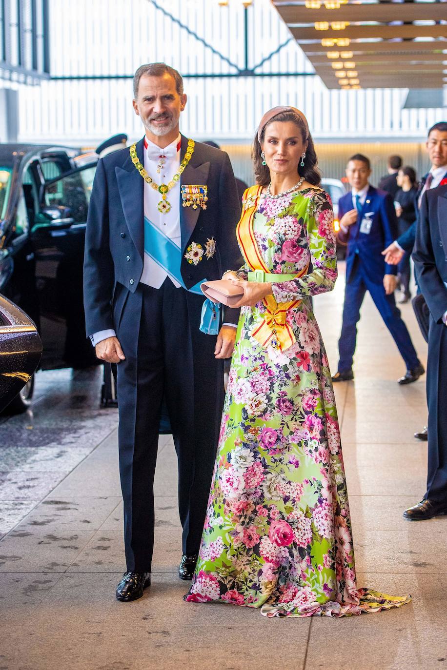 Para la ceremonia solemne de entronización de Naruhito de Japón, la reina impactó también con este atrevido vestido con estampado floral y con llamativo fondo verde de Matilde Cano.