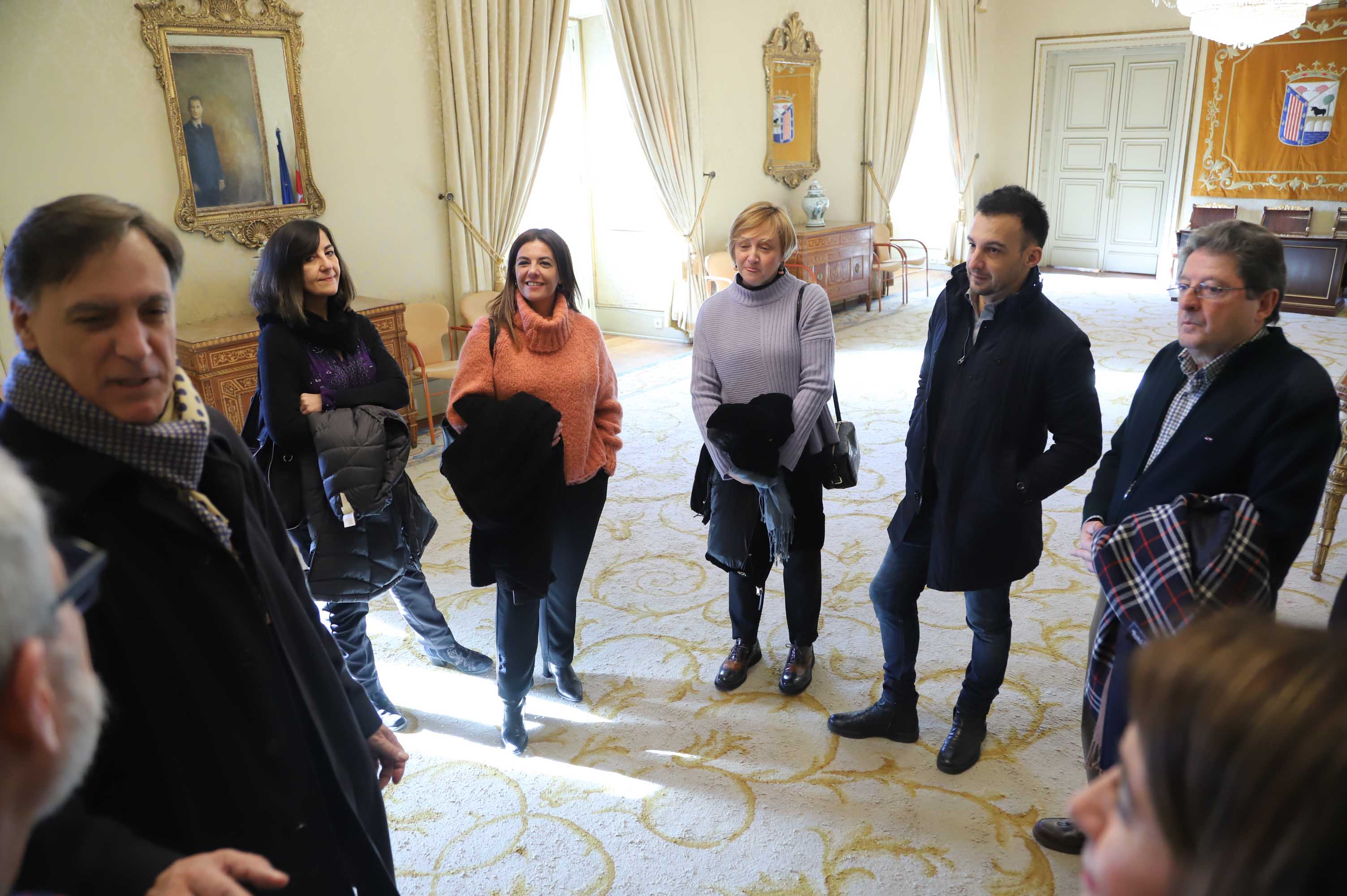 Fotos: Alejandro Amenábar protagoniza la ofrenda floral a Unamuno en Salamanca