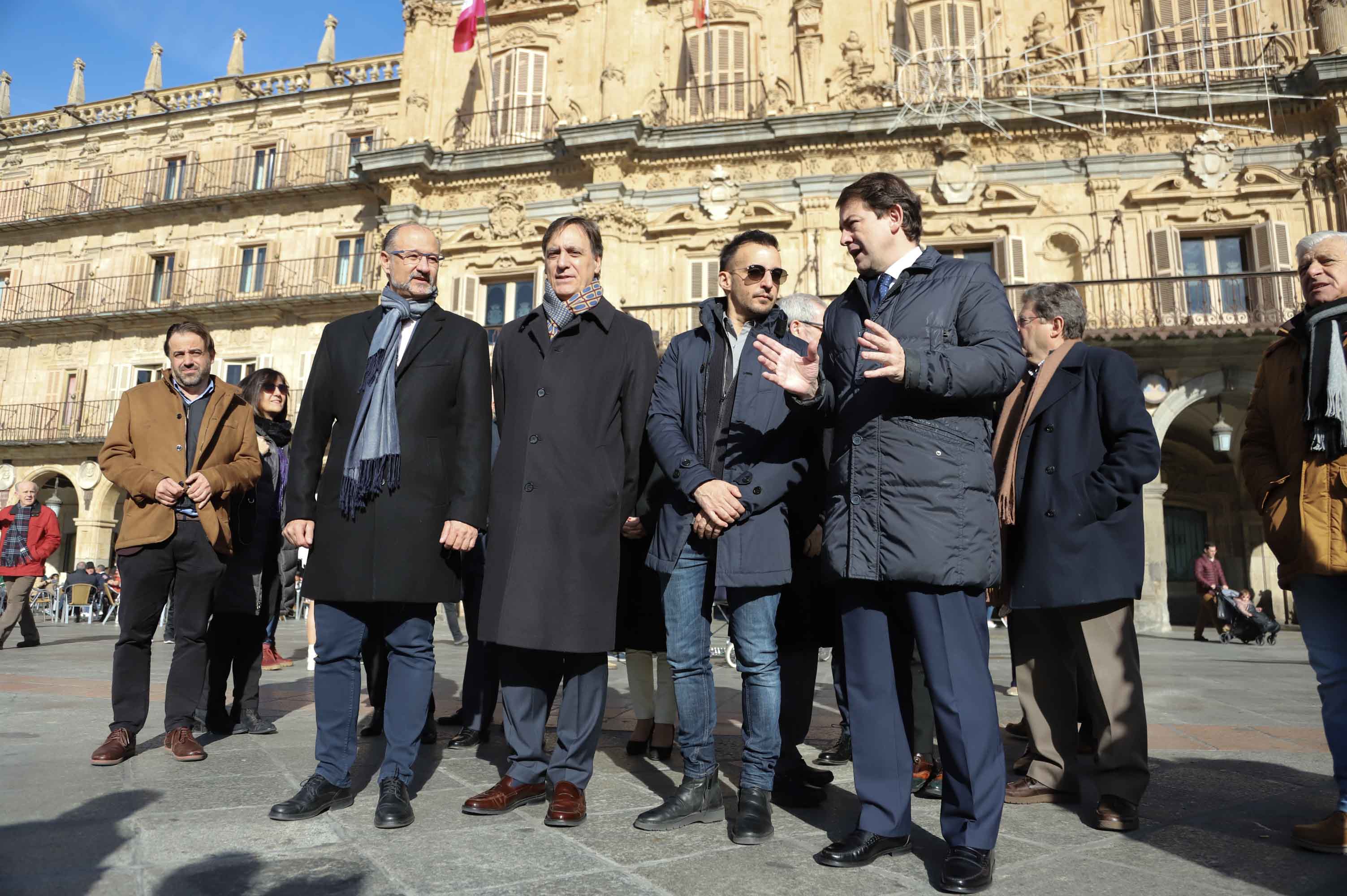 Fotos: Alejandro Amenábar protagoniza la ofrenda floral a Unamuno en Salamanca