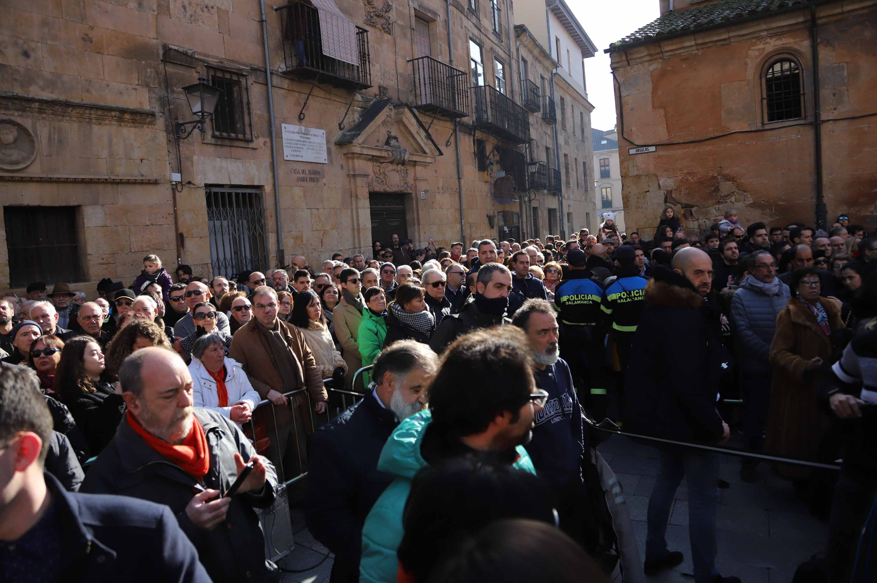 Fotos: Alejandro Amenábar protagoniza la ofrenda floral a Unamuno en Salamanca
