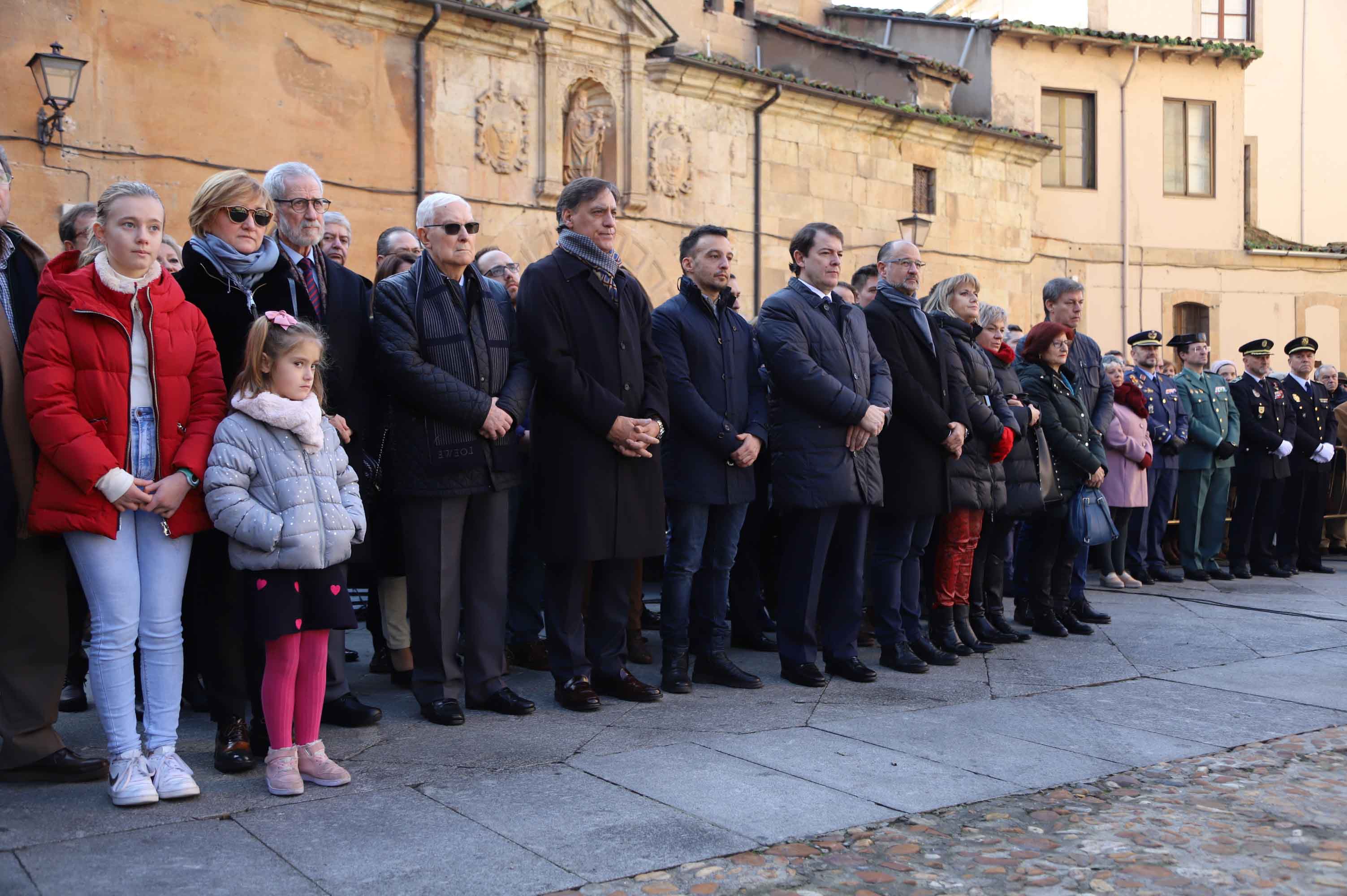 Fotos: Alejandro Amenábar protagoniza la ofrenda floral a Unamuno en Salamanca