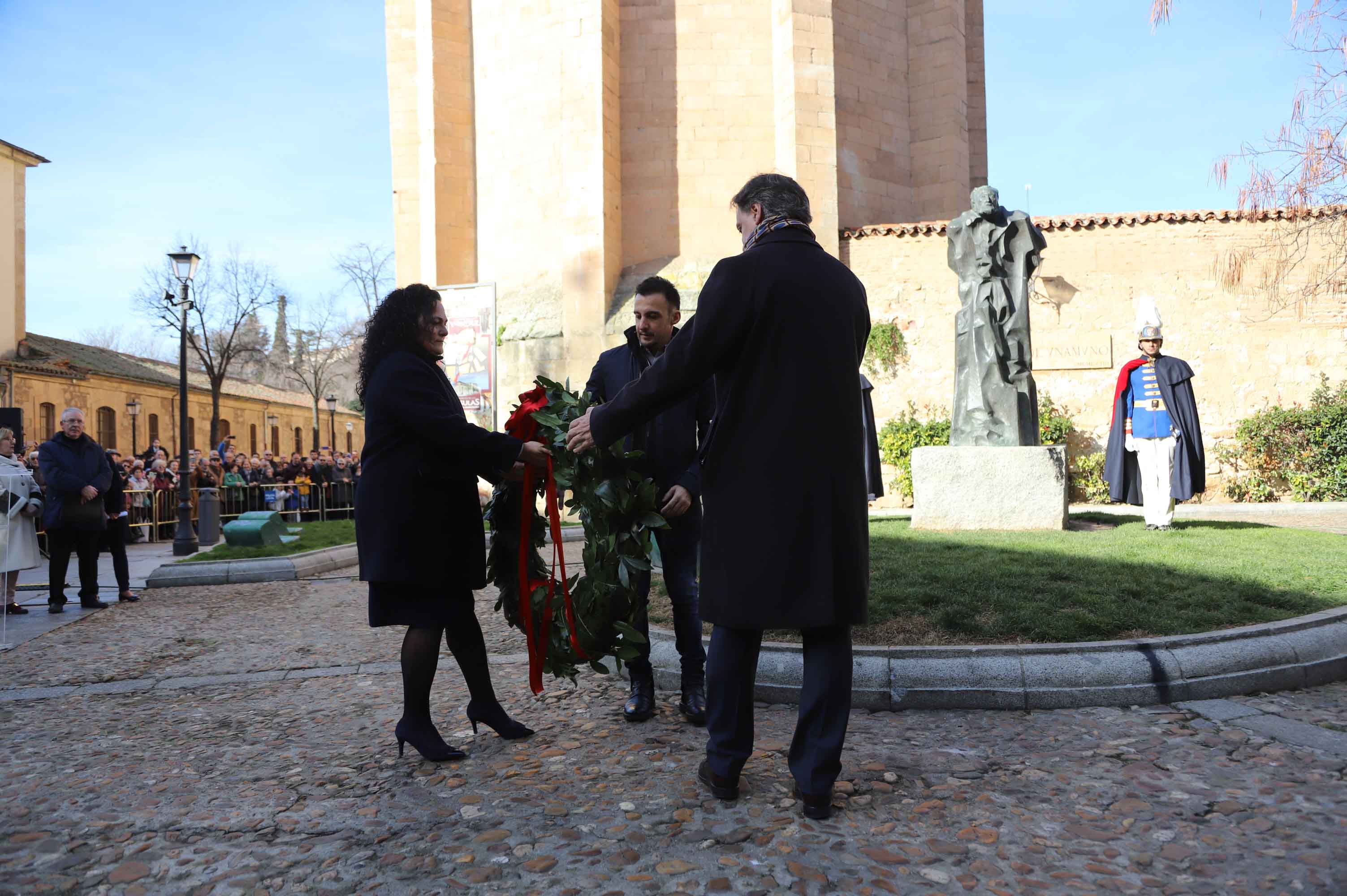 Fotos: Alejandro Amenábar protagoniza la ofrenda floral a Unamuno en Salamanca