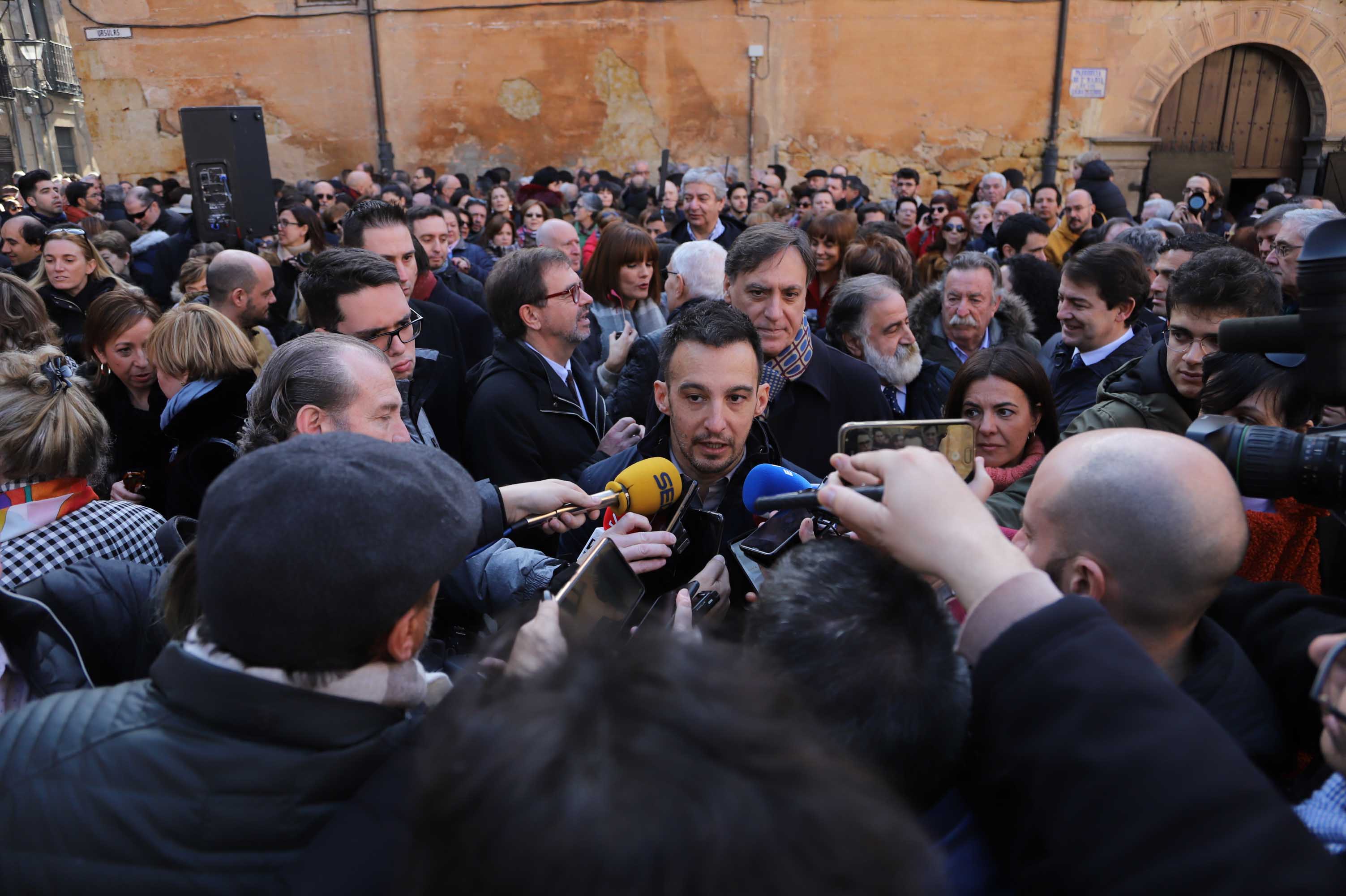 Fotos: Alejandro Amenábar protagoniza la ofrenda floral a Unamuno en Salamanca
