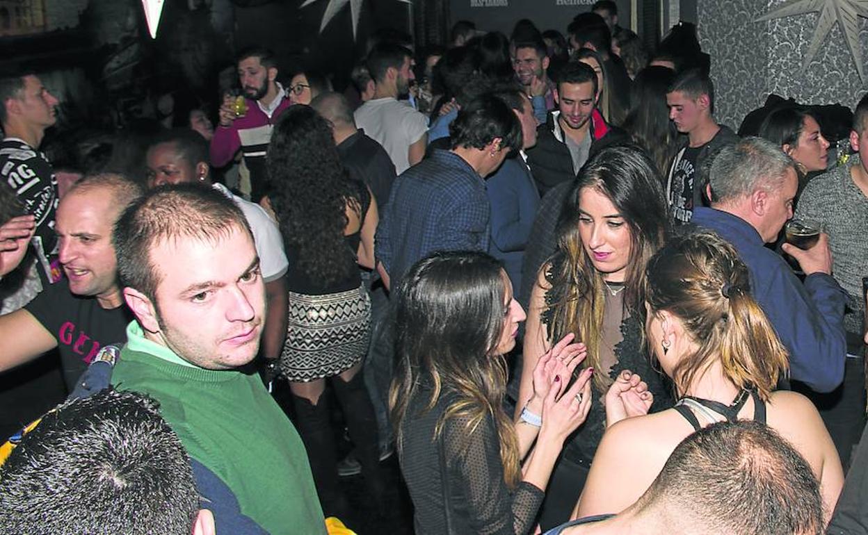 Los clientes del bar Willy Fog disfrutan de una noche de fiesta, como la que se podrá vivir hoy. 