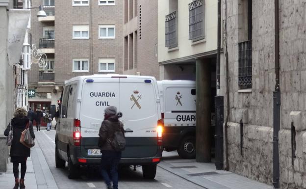 Dos furgones de la Guardia Civil acceden al Juzgado por la calle Torrecilla para trasladar a parte de los detenidos por el crimen de La Circular el pasado día 12.