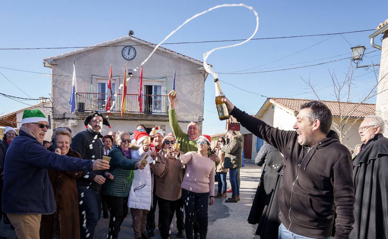 La pequeña localidad abulense de Villar de Corneja, de apenas 50 habitantes, se adelantó a las campanadas debido a la avanzada edad de sus vecinos.