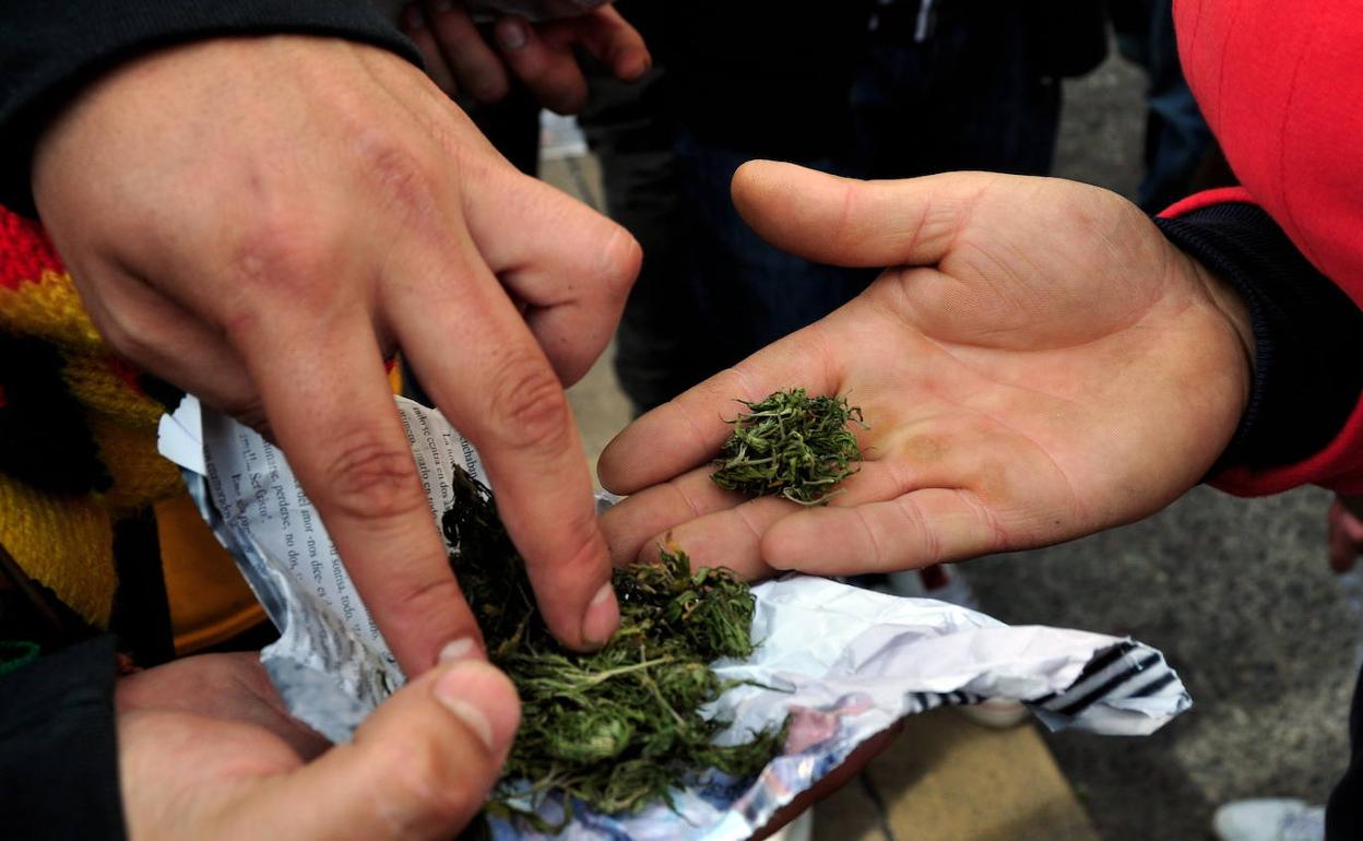 Jóvenes comparten marihuana. 