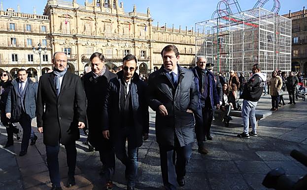 Luis Fuentes, Carlos García Carbayo, Amenábar y Fernádez Mañueco, en la Plaza Mayor de Salamanca.