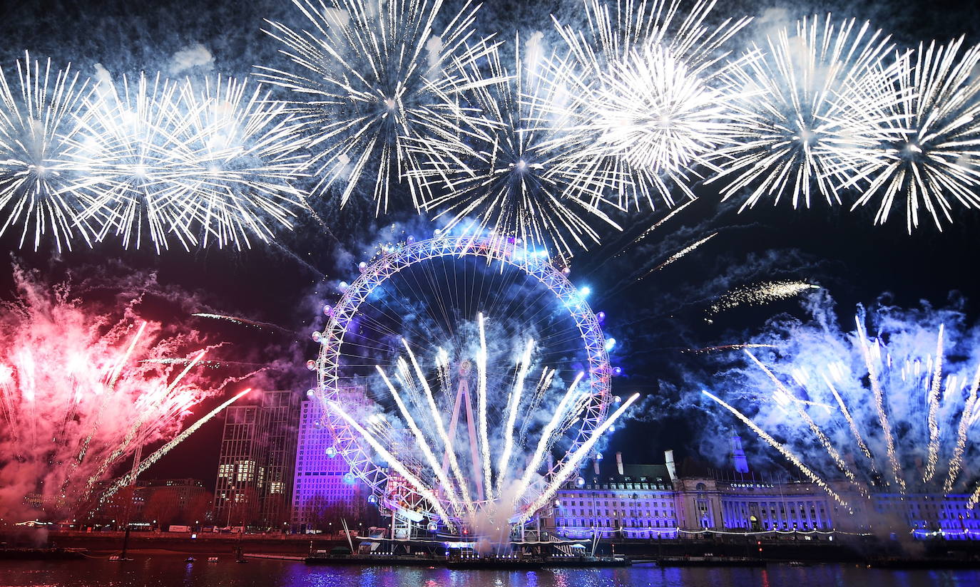 Fuegos artificiales frente al London Eye de Londres para dar la bienvenida al 2020.