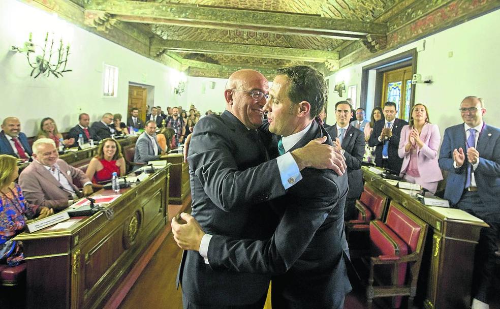 El relevo. Jesús Julio Carnero abraza a Conrado Íscar tras su proclamación como nuevo presidente de la Diputación Provincial.