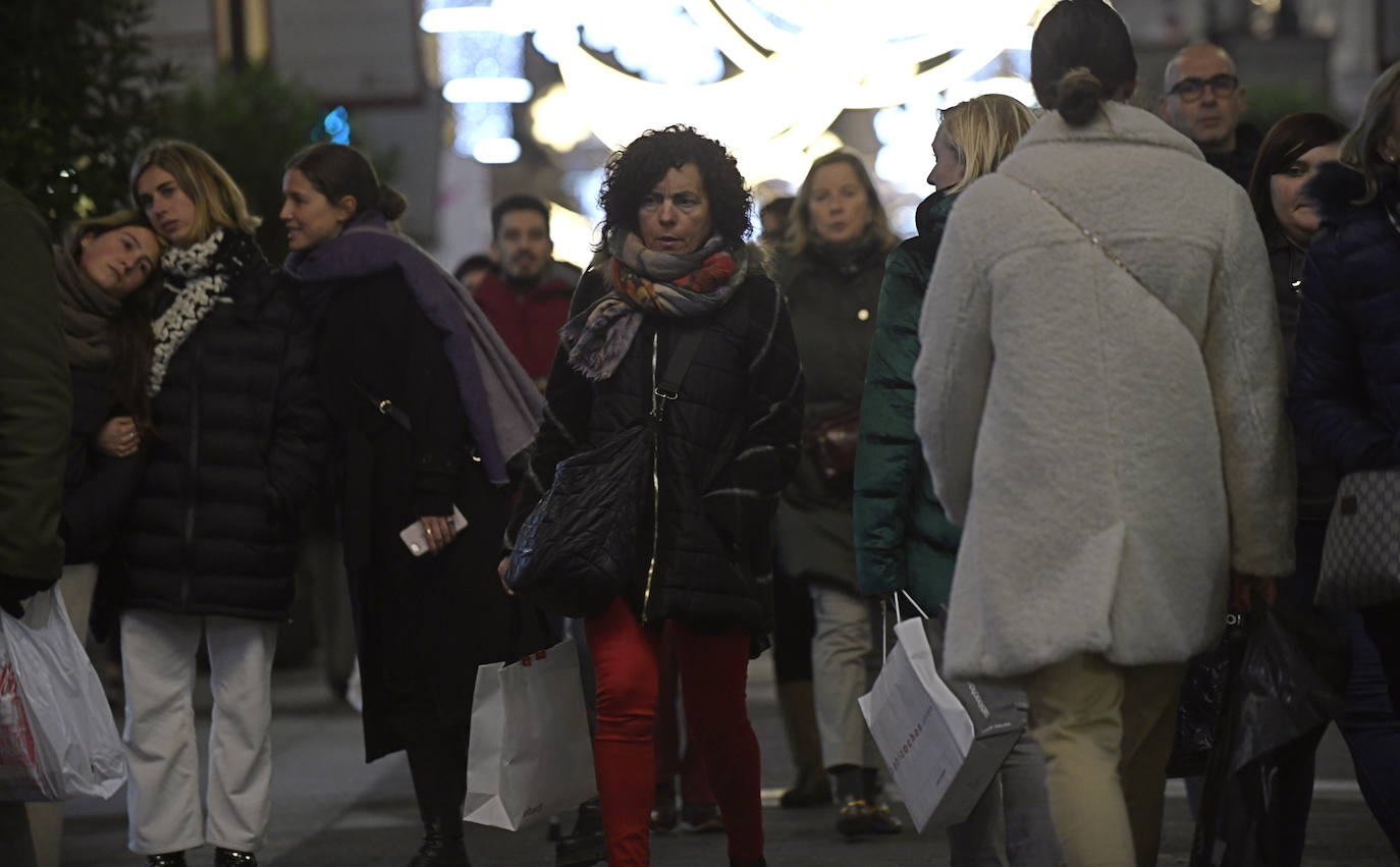 Con motivo de la llegada de los descuentos del mes de enero y con la proximidad del día de Reyes, los vallisoletanos han aprovechado para realizar sus compras llenando los establecimientos de las calles principales y también, el centro comercial Río Shopping