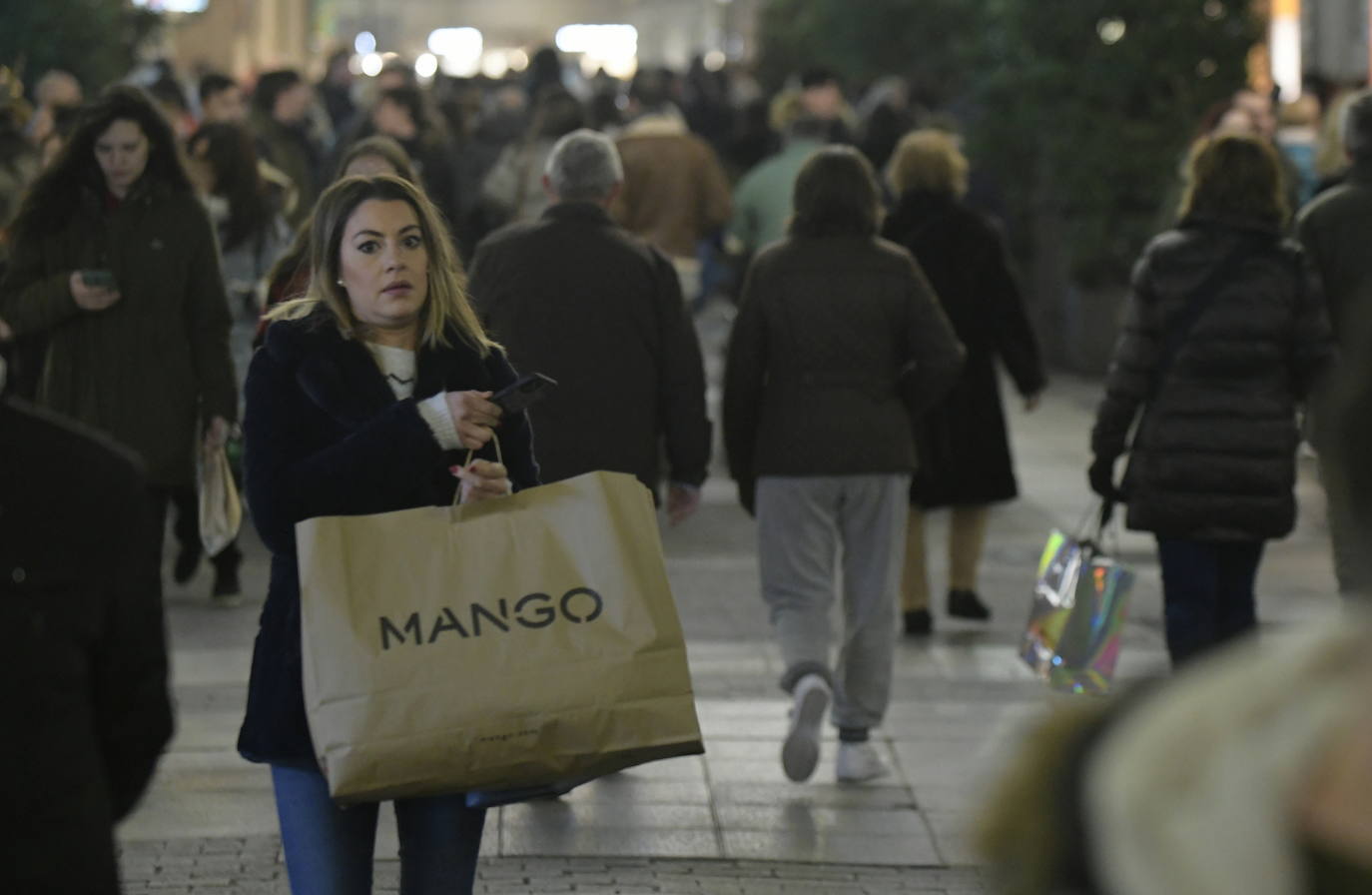 Con motivo de la llegada de los descuentos del mes de enero y con la proximidad del día de Reyes, los vallisoletanos han aprovechado para realizar sus compras llenando los establecimientos de las calles principales y también, el centro comercial Río Shopping
