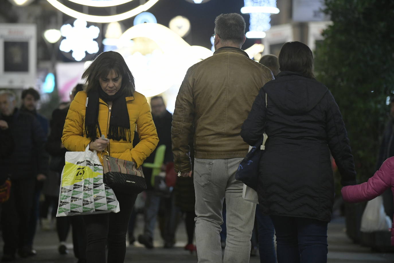 Con motivo de la llegada de los descuentos del mes de enero y con la proximidad del día de Reyes, los vallisoletanos han aprovechado para realizar sus compras llenando los establecimientos de las calles principales y también, el centro comercial Río Shopping