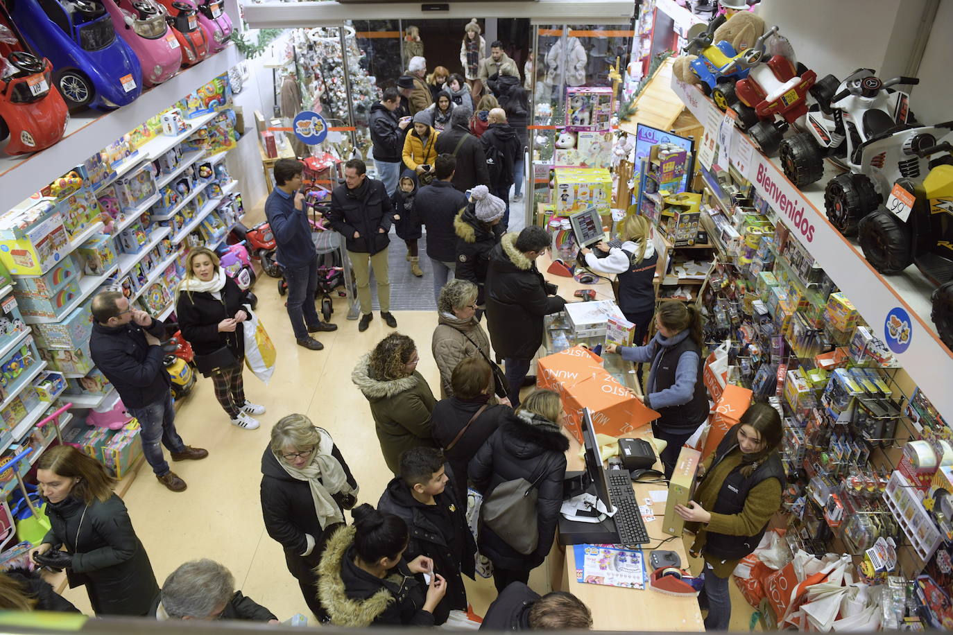 Con motivo de la llegada de los descuentos del mes de enero y con la proximidad del día de Reyes, los vallisoletanos han aprovechado para realizar sus compras llenando los establecimientos de las calles principales y también, el centro comercial Río Shopping