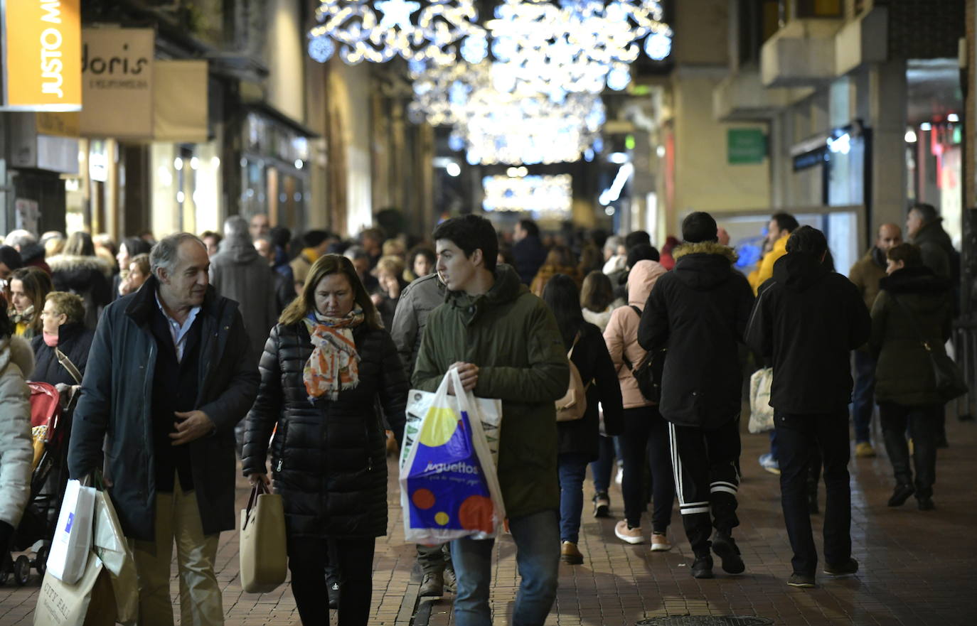 Con motivo de la llegada de los descuentos del mes de enero y con la proximidad del día de Reyes, los vallisoletanos han aprovechado para realizar sus compras llenando los establecimientos de las calles principales y también, el centro comercial Río Shopping