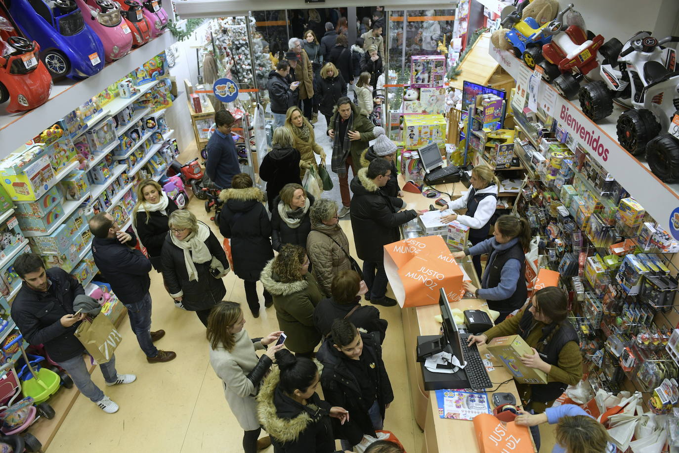 Con motivo de la llegada de los descuentos del mes de enero y con la proximidad del día de Reyes, los vallisoletanos han aprovechado para realizar sus compras llenando los establecimientos de las calles principales y también, el centro comercial Río Shopping