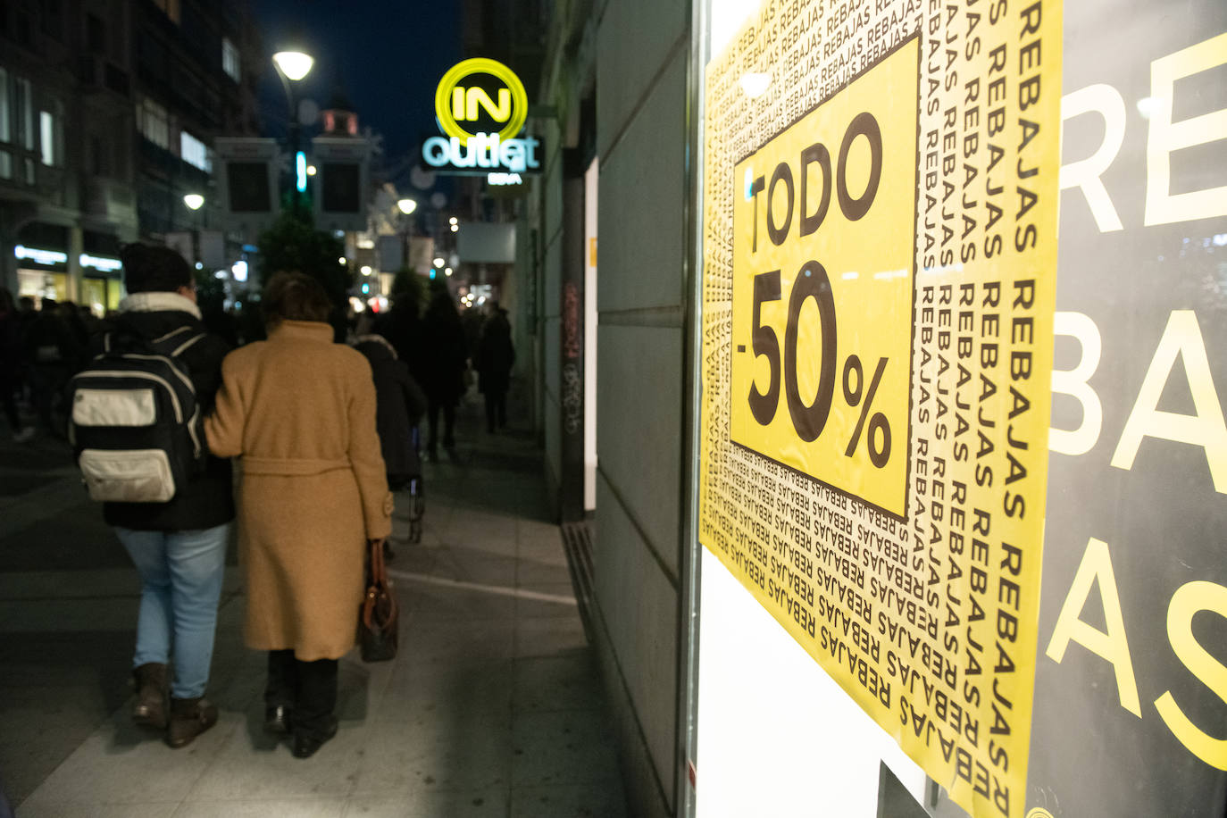 Con motivo de la llegada de los descuentos del mes de enero y con la proximidad del día de Reyes, los vallisoletanos han aprovechado para realizar sus compras llenando los establecimientos de las calles principales y también, el centro comercial Río Shopping