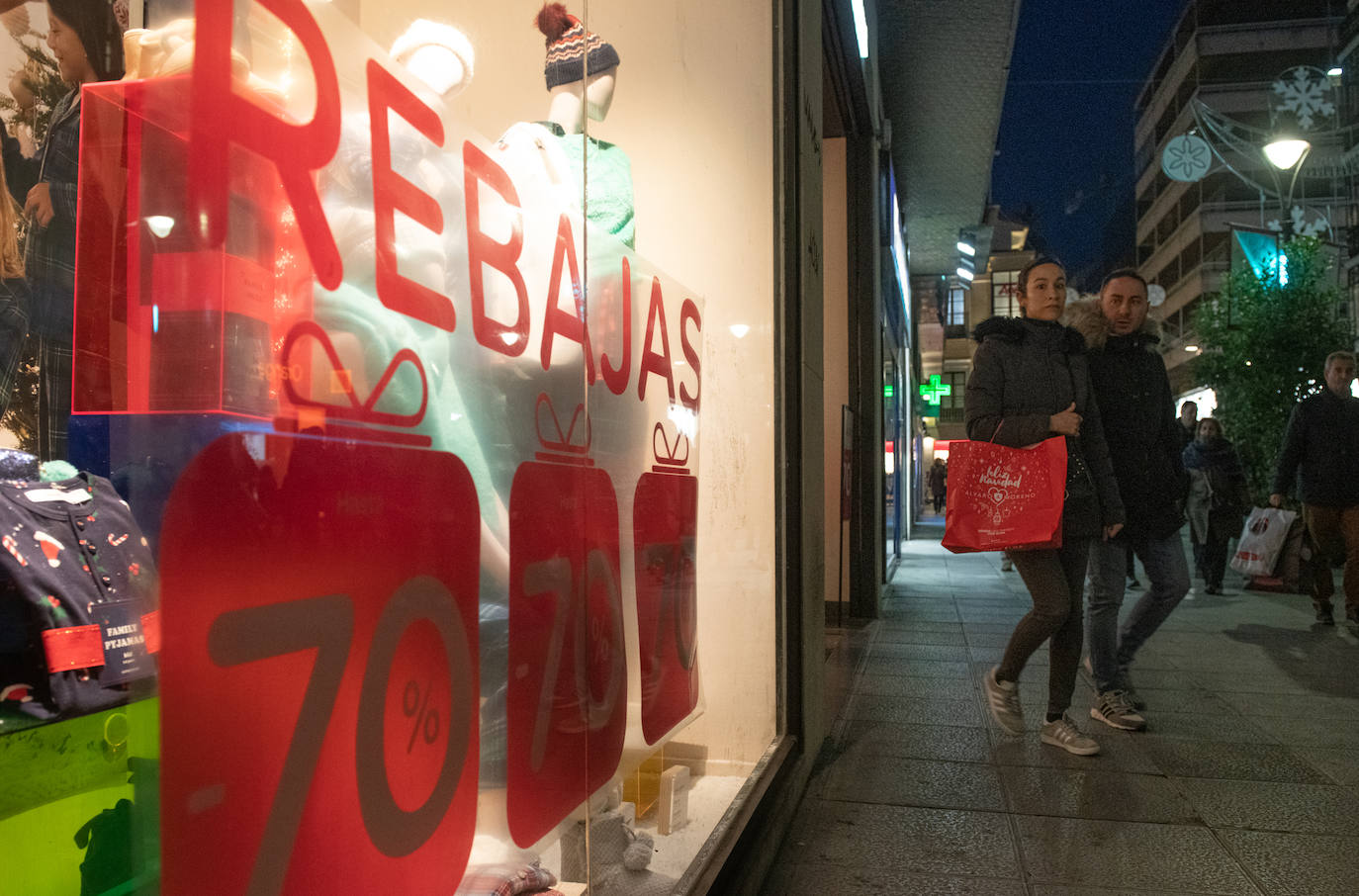 Con motivo de la llegada de los descuentos del mes de enero y con la proximidad del día de Reyes, los vallisoletanos han aprovechado para realizar sus compras llenando los establecimientos de las calles principales y también, el centro comercial Río Shopping