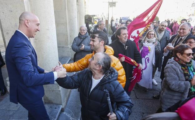 El alcalde de León, José Antonio Diez, saluda a las personas concentradas tras la aprobación de la moción presentada por la UPL para pedir la autonomía de la región leonesa