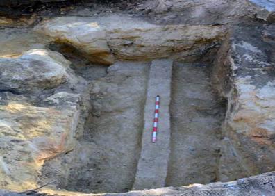 Imagen secundaria 1 - Arriba, estructuras asociadas al palacio del obispo Arias Dávila. Abajo a la izquierda, señalización del canal del Acueducto; a la derecha, desarenador del monumento de ingeniería romana. 