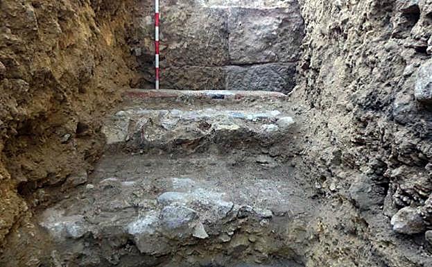 Cinentación de la antigua catedral hallada en las obras en el Alcázar. 