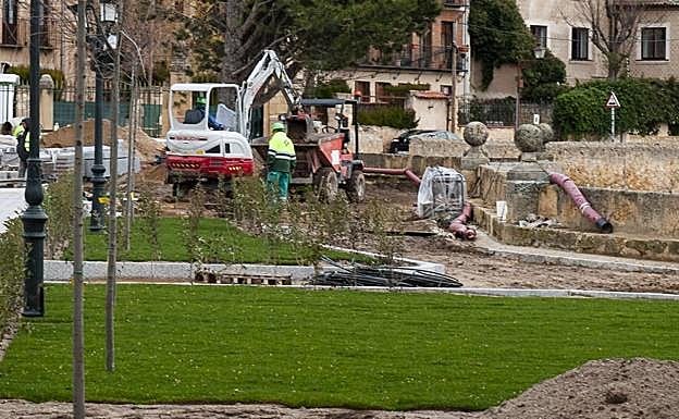 Obras que se llevan a cabo en la plaza Reina Victoria Eugenia de acceso al Alcázar de Segovia. 