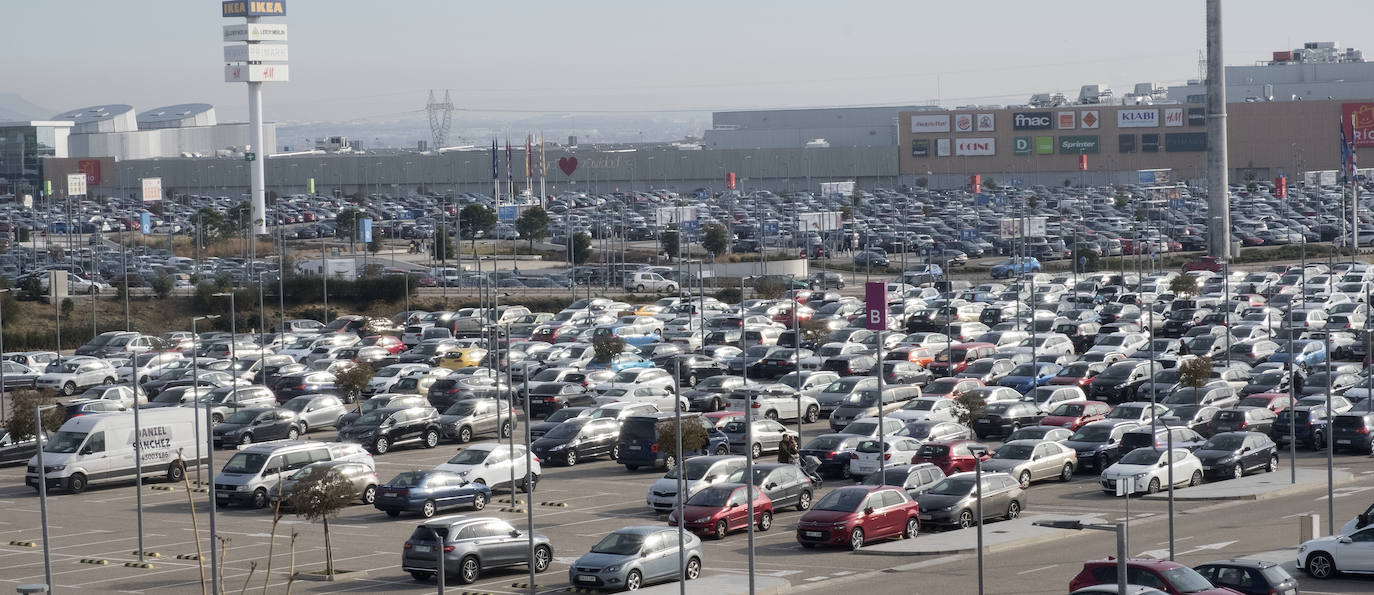 Con motivo de la llegada de los descuentos del mes de enero y con la proximidad del día de Reyes, los vallisoletanos han aprovechado para realizar sus compras llenando los establecimientos de las calles principales y también, el centro comercial Río Shopping