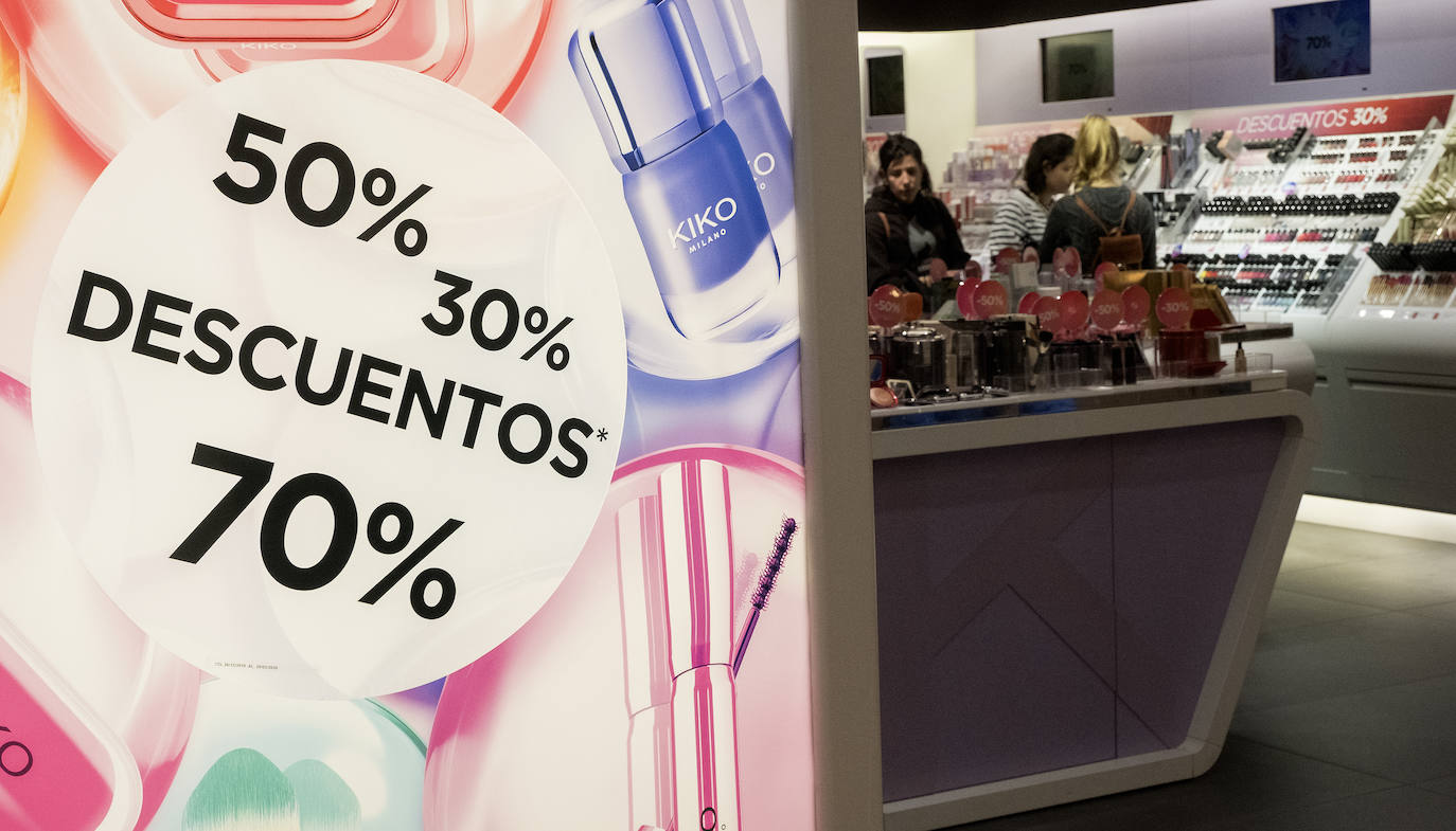 Con motivo de la llegada de los descuentos del mes de enero y con la proximidad del día de Reyes, los vallisoletanos han aprovechado para realizar sus compras llenando los establecimientos de las calles principales y también, el centro comercial Río Shopping