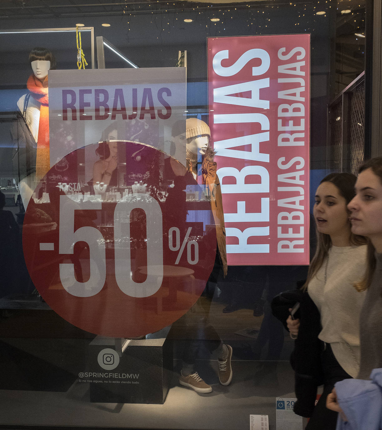 Con motivo de la llegada de los descuentos del mes de enero y con la proximidad del día de Reyes, los vallisoletanos han aprovechado para realizar sus compras llenando los establecimientos de las calles principales y también, el centro comercial Río Shopping