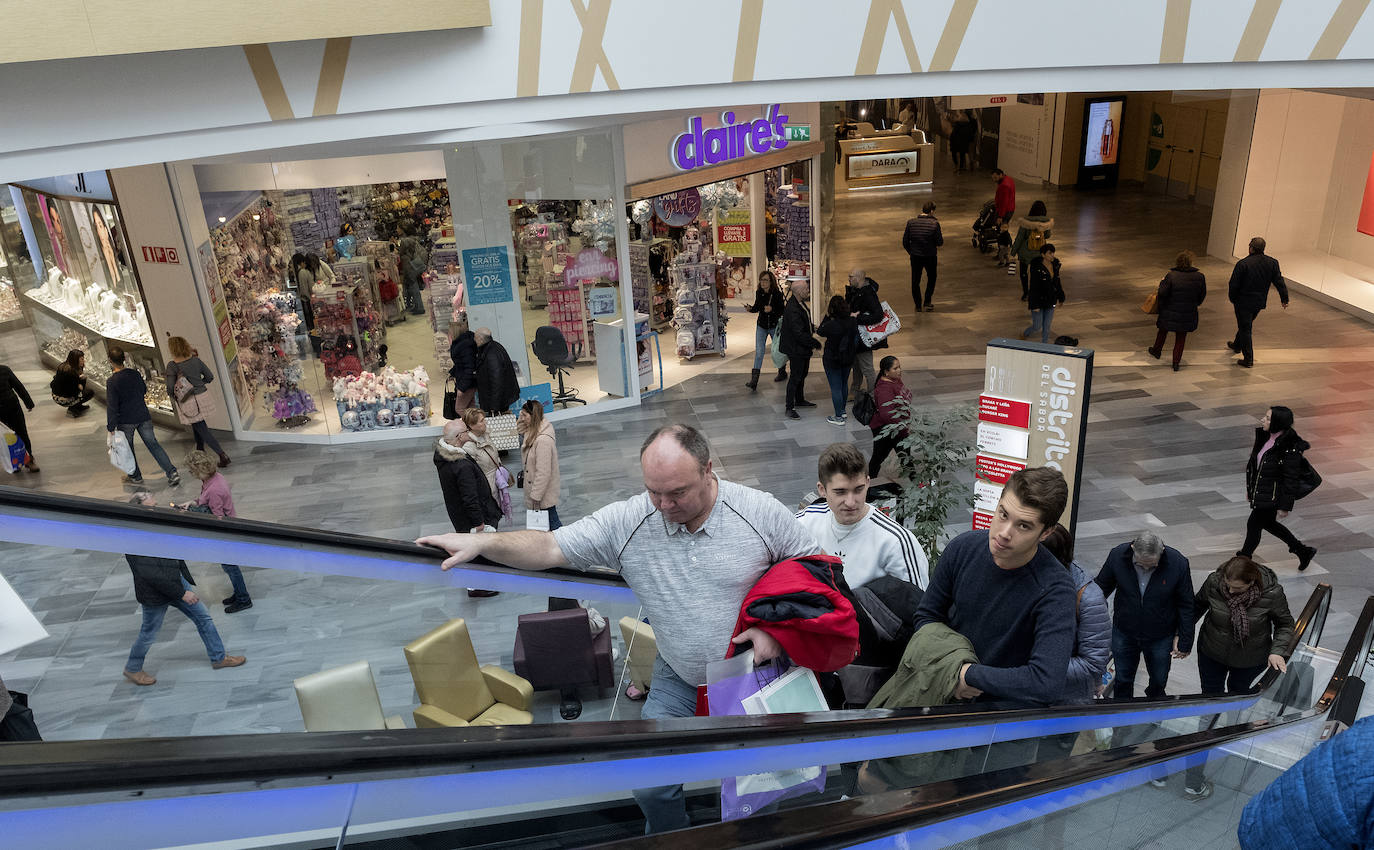 Con motivo de la llegada de los descuentos del mes de enero y con la proximidad del día de Reyes, los vallisoletanos han aprovechado para realizar sus compras llenando los establecimientos de las calles principales y también, el centro comercial Río Shopping