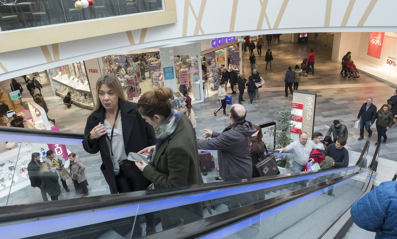 Con motivo de la llegada de los descuentos del mes de enero y con la proximidad del día de Reyes, los vallisoletanos han aprovechado para realizar sus compras llenando los establecimientos de las calles principales y también, el centro comercial Río Shopping