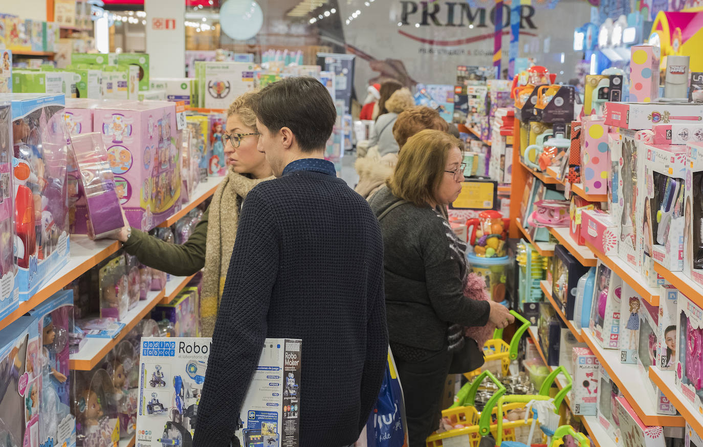Con motivo de la llegada de los descuentos del mes de enero y con la proximidad del día de Reyes, los vallisoletanos han aprovechado para realizar sus compras llenando los establecimientos de las calles principales y también, el centro comercial Río Shopping