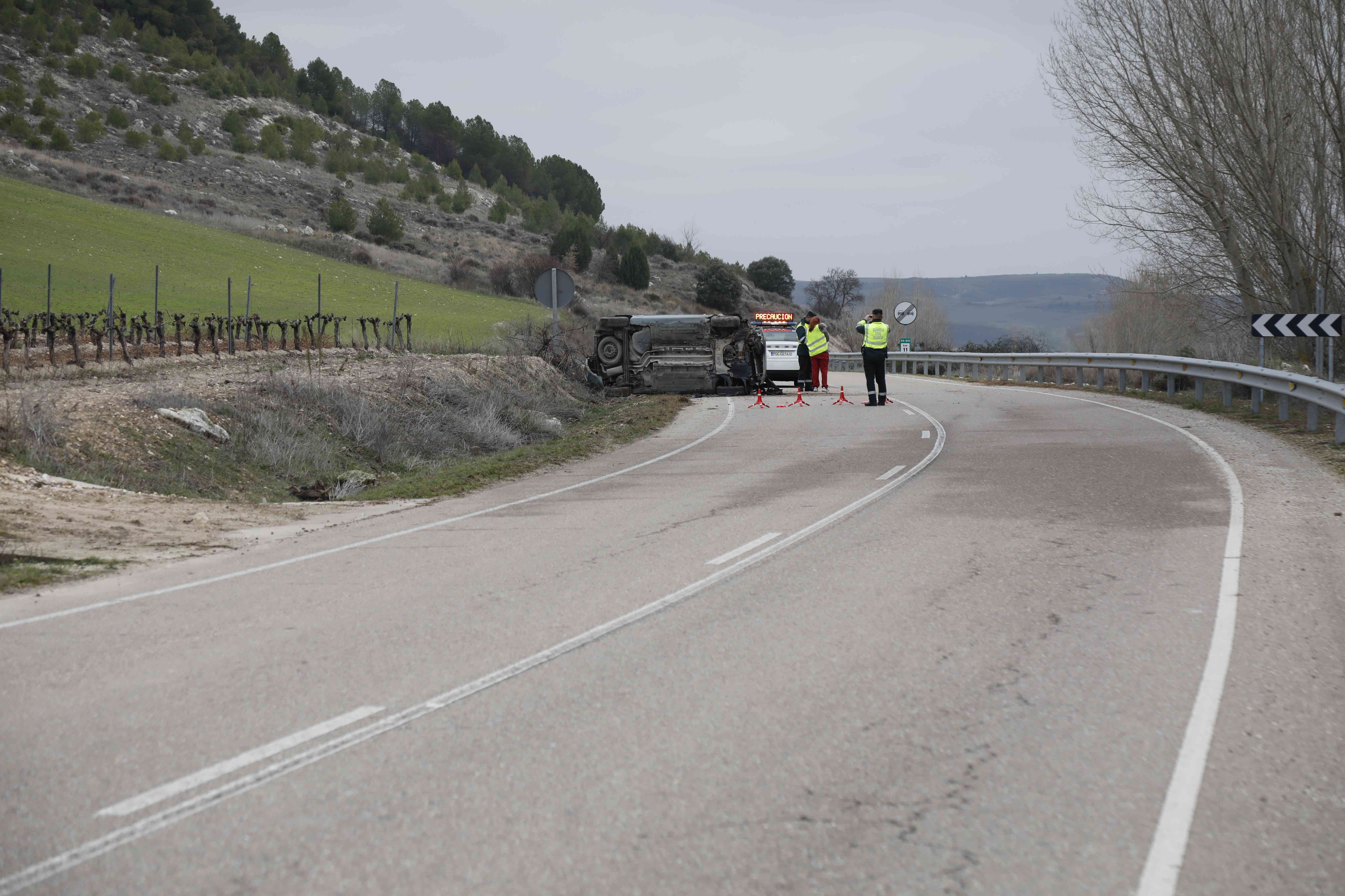 Una mujer resultó herida leve mientras que el turismo en el que viajaba sufrió importantes daños tras salirse de la vía y quedar volcado.