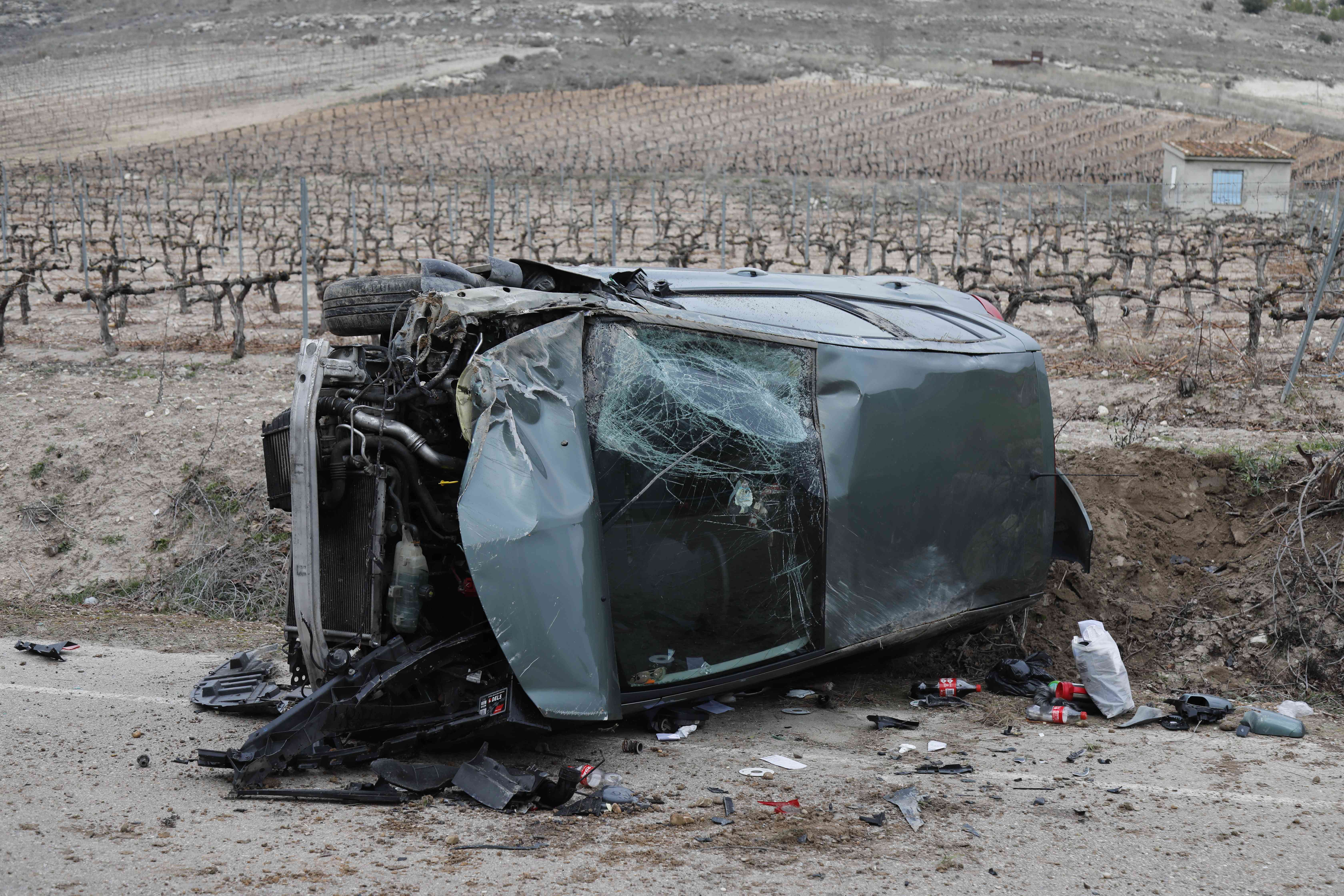 Una mujer resultó herida leve mientras que el turismo en el que viajaba sufrió importantes daños tras salirse de la vía y quedar volcado.