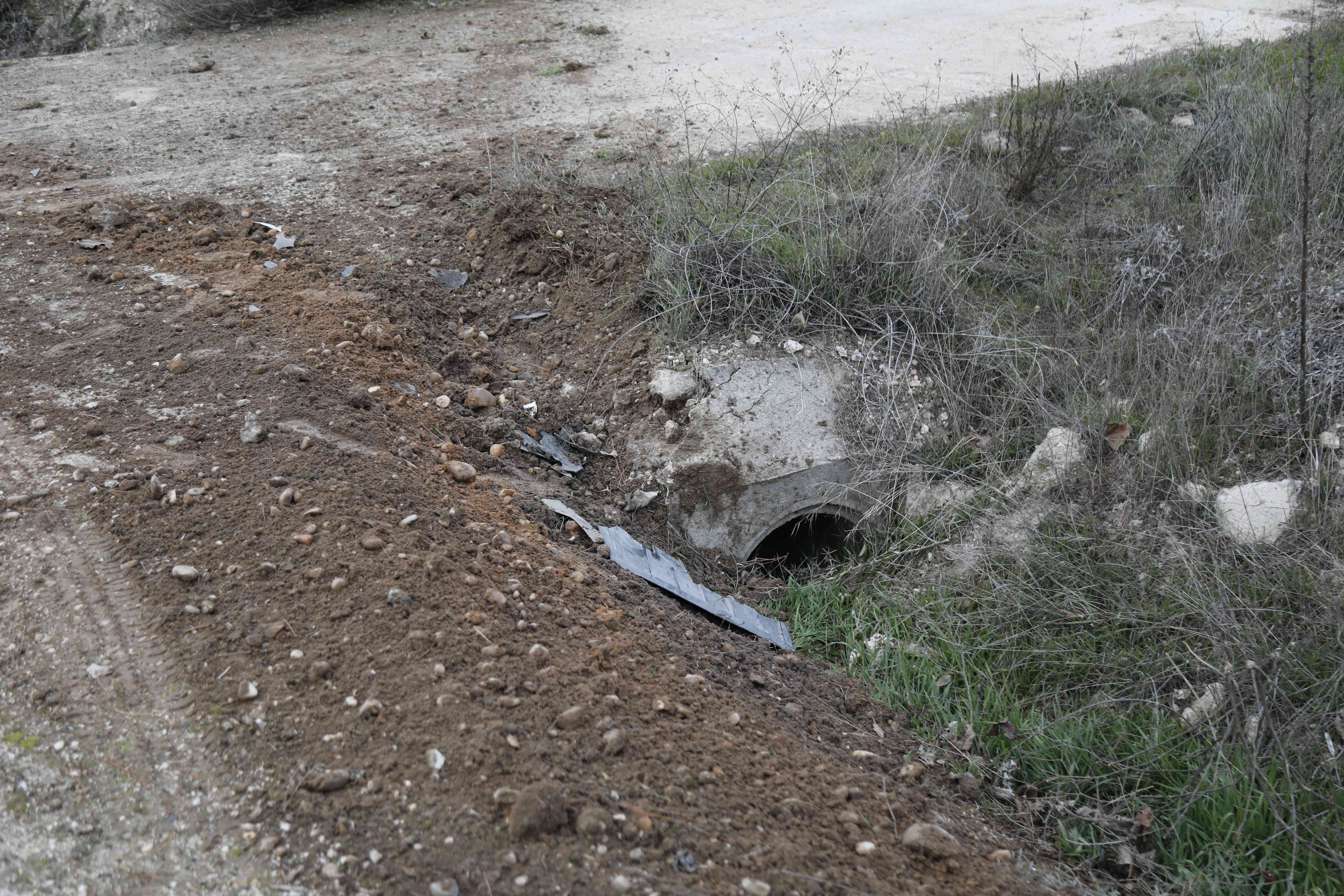 Una mujer resultó herida leve mientras que el turismo en el que viajaba sufrió importantes daños tras salirse de la vía y quedar volcado.