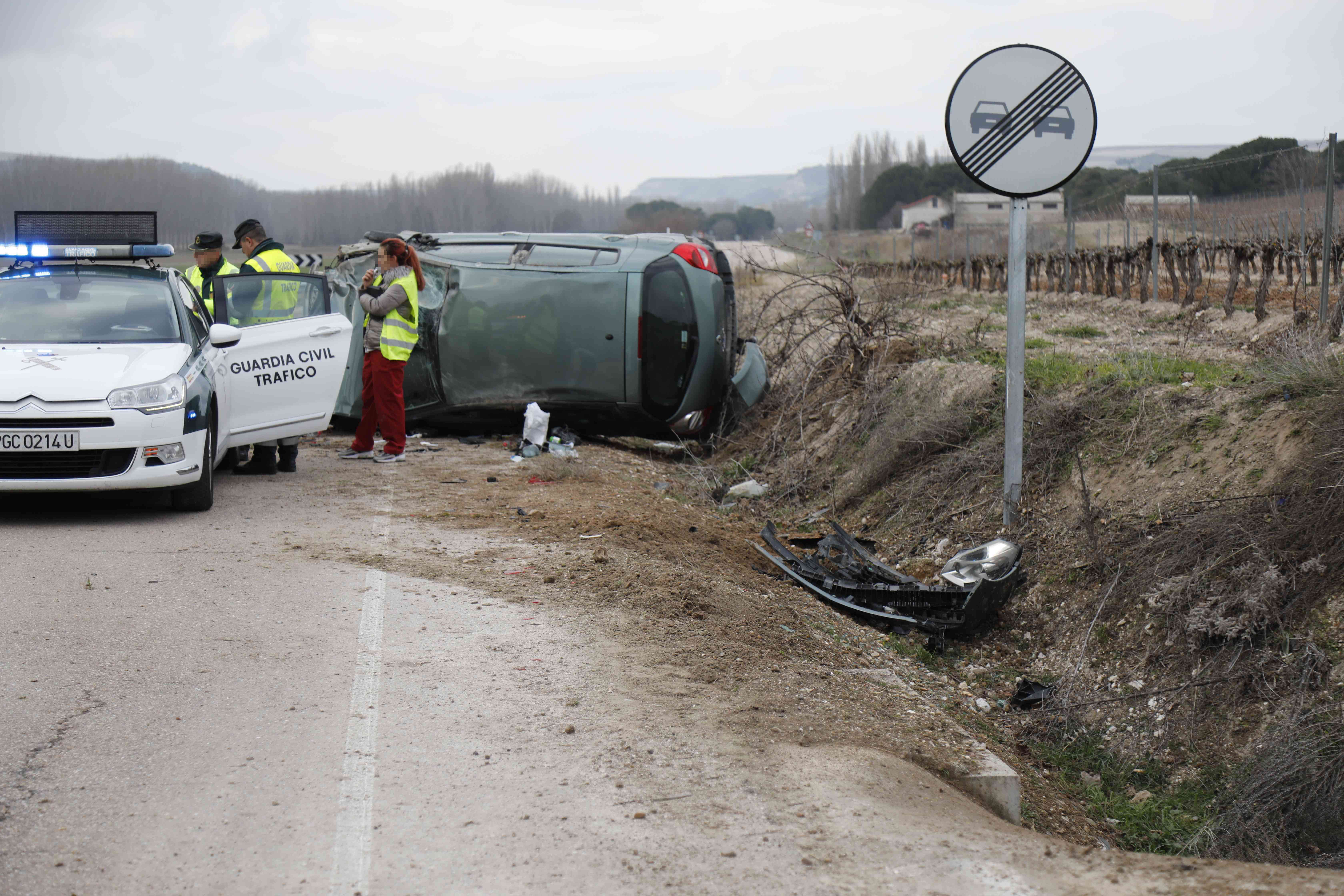 Una mujer resultó herida leve mientras que el turismo en el que viajaba sufrió importantes daños tras salirse de la vía y quedar volcado.