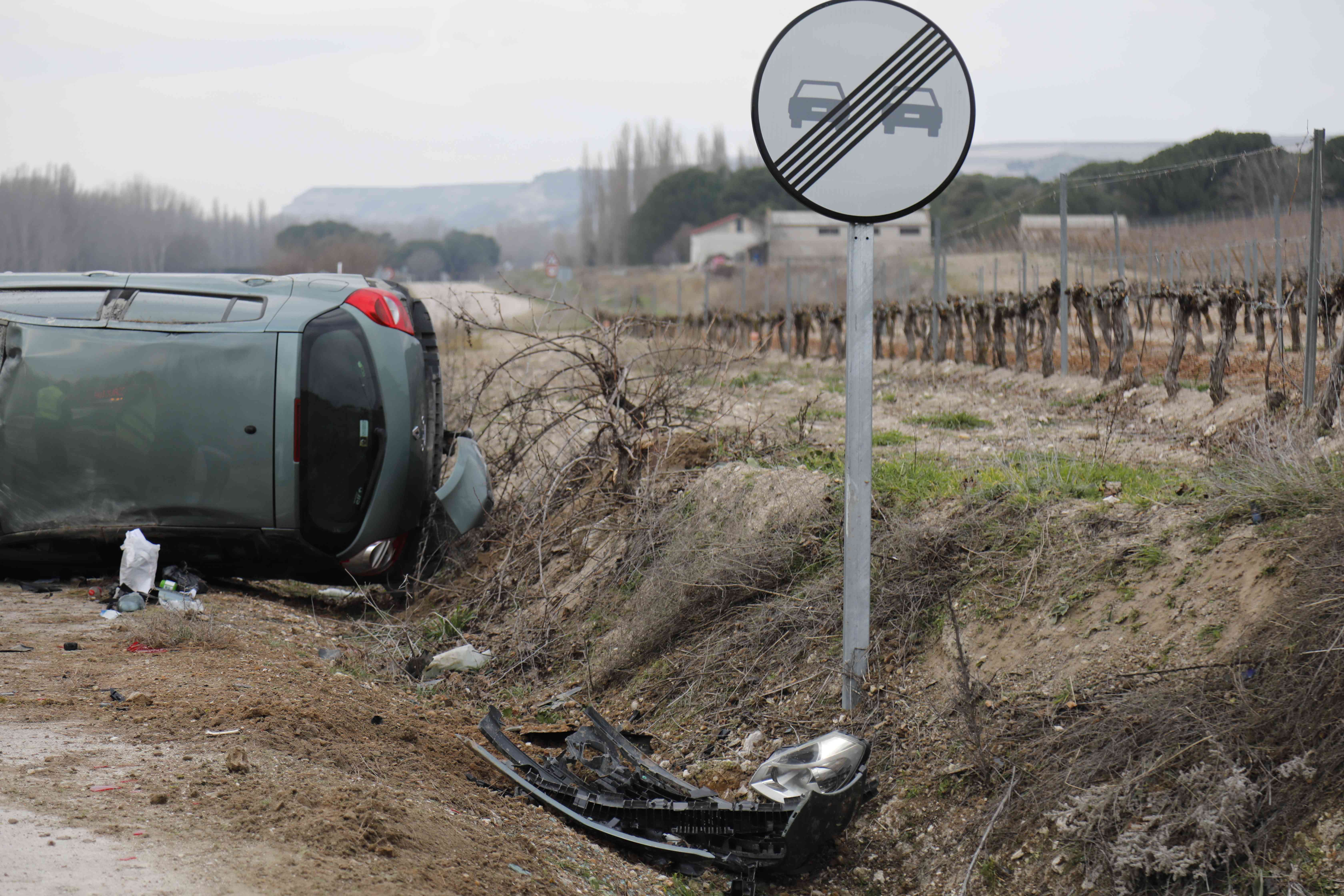 Una mujer resultó herida leve mientras que el turismo en el que viajaba sufrió importantes daños tras salirse de la vía y quedar volcado.