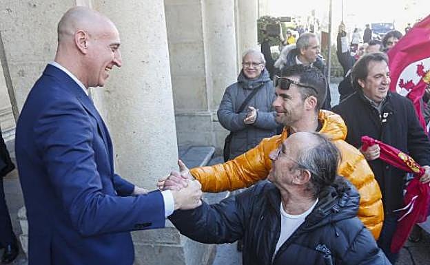 El alcalde del León, José Antonio Diez, tras la aprobación de la moción por el autonomismo leonés. 