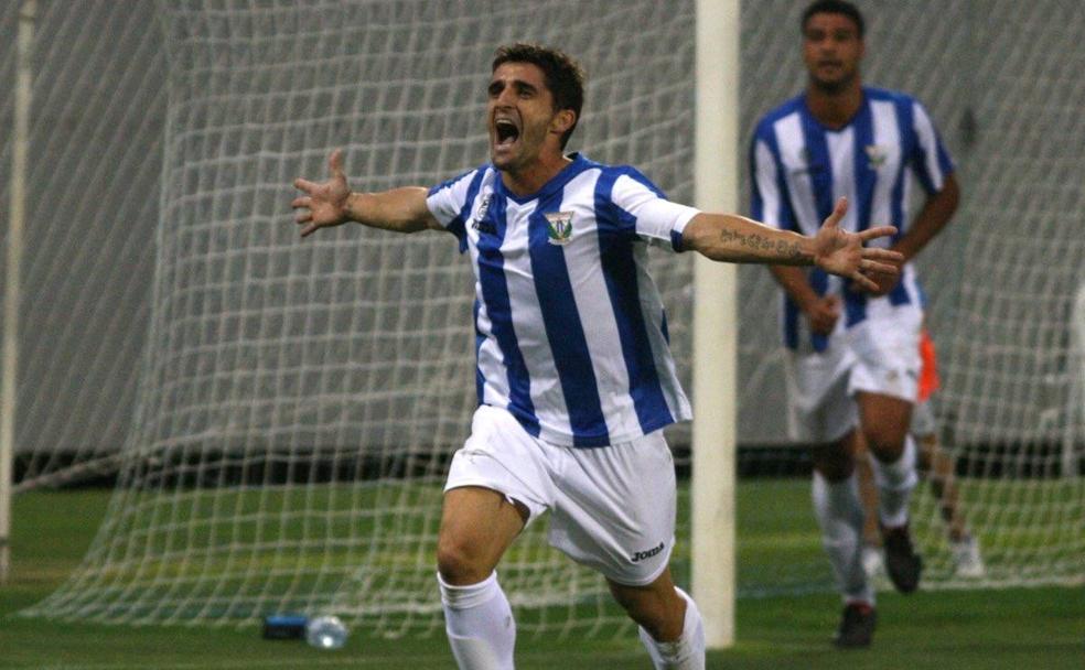 Víctor Fernández, uno de los mejores futbolistas blanquivioletas de la historia, colgó las botas como jugador en el Leganés, equipo en el que debutó como entrenador.