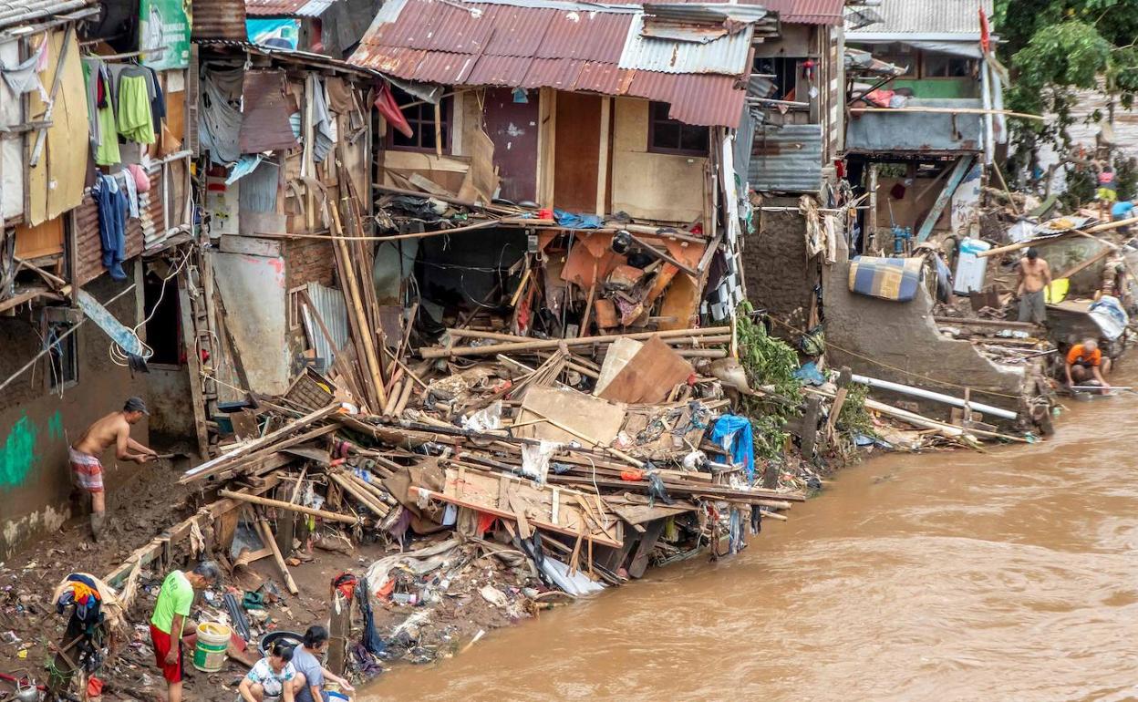 Destrozos probocados por las innindaciones de Nochevieja en Indonesia.