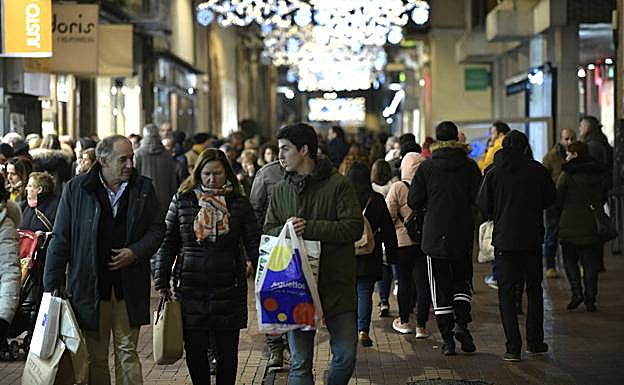 El avance de las rebajas y las últimas compras navideñas llenaron ayer la calle Teresa Gil. 
