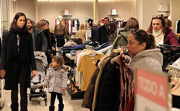 El público recorre una de las tiendas que ya han iniciado la campaña de ofertas..