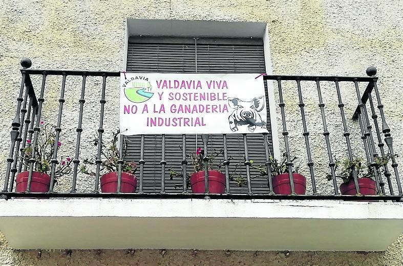 Pancarta contra las macrogranjas en una vivienda de Bárcena de Campos. 